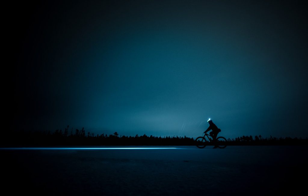Nocne przejażdżki rowerowe będą bezpieczniejsze z czołówką na głowie